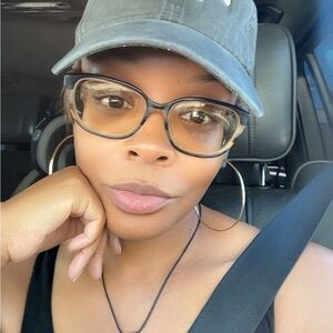 Meet your Posher, Dominique